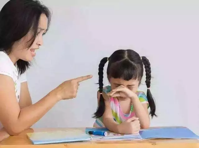 跟3歲孩子賭氣,奶奶贏了,回頭卻再也聽不見孫子叫奶奶了