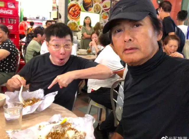 周潤發親民無極限!被拍到吃平價餐廳遭吐槽:傻子!「與老闆娘合影」來者不拒~~