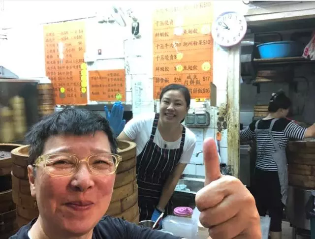 周潤發親民無極限!被拍到吃平價餐廳遭吐槽:傻子!「與老闆娘合影」來者不拒~~