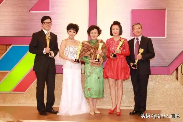 當紅花旦「奉子成婚」為愛棄巔峰事業,與夫恩愛半世紀「天天陪開工」74歲成就幸福金婚~~