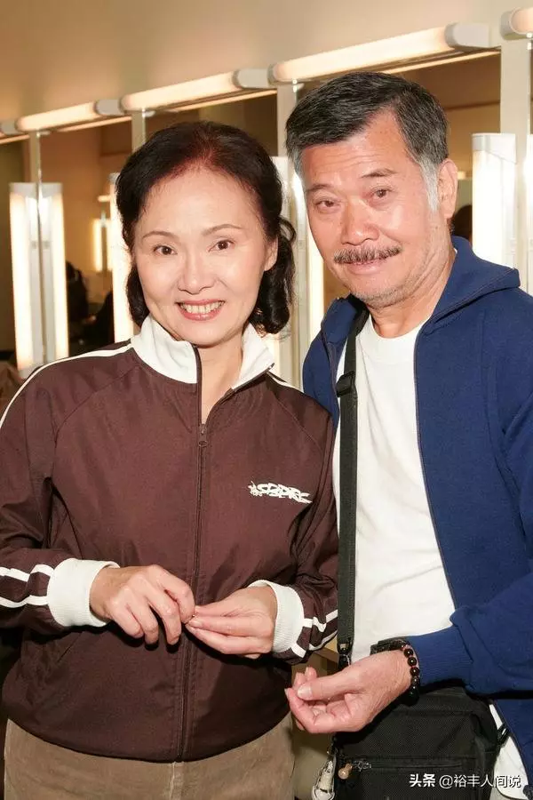 當紅花旦「奉子成婚」為愛棄巔峰事業,與夫恩愛半世紀「天天陪開工」74歲成就幸福金婚~~