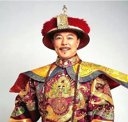 入戲太深把自己當皇帝?張鐵林一生辜負4女人「對私生女不聞不問」,半夜強行帶走兒子「生母怒告法院」!