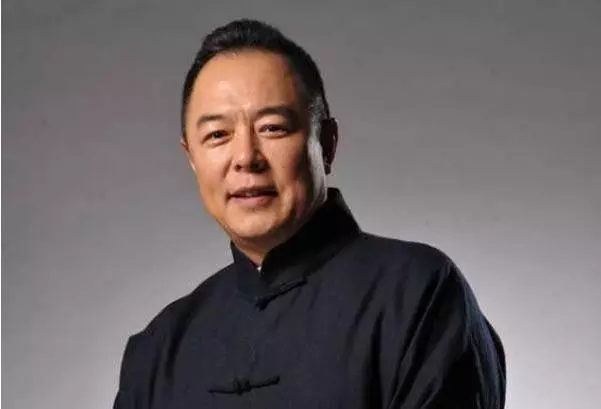 入戲太深把自己當皇帝?張鐵林一生辜負4女人「對私生女不聞不問」,半夜強行帶走兒子「生母怒告法院」!