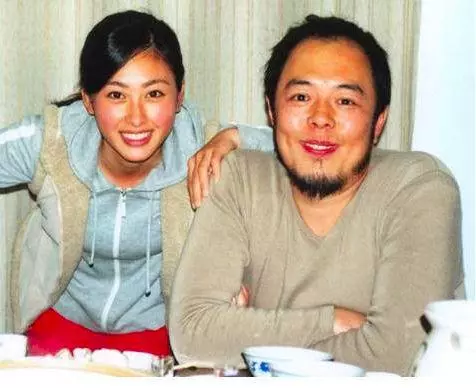 入戲太深把自己當皇帝?張鐵林一生辜負4女人「對私生女不聞不問」,半夜強行帶走兒子「生母怒告法院」!