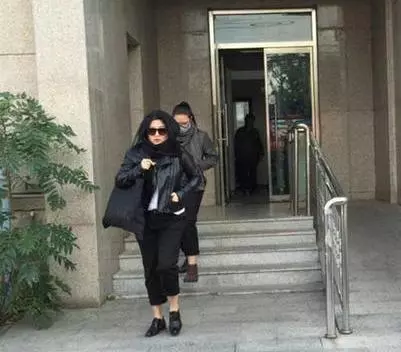入戲太深把自己當皇帝?張鐵林一生辜負4女人「對私生女不聞不問」,半夜強行帶走兒子「生母怒告法院」!