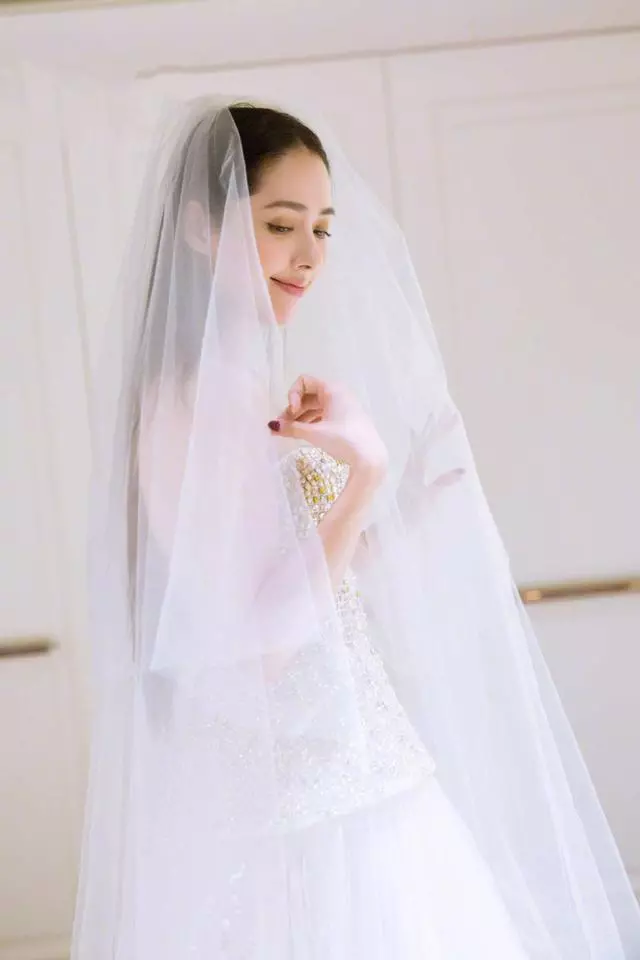 向佐賺大了!郭碧婷穿婚紗美若天仙,露香肩好身材一覽無遺!