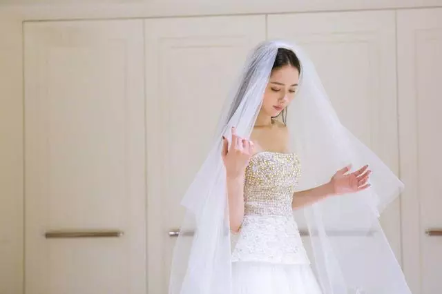 向佐賺大了!郭碧婷穿婚紗美若天仙,露香肩好身材一覽無遺!