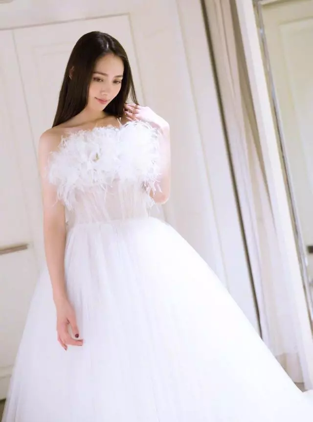 向佐賺大了!郭碧婷穿婚紗美若天仙,露香肩好身材一覽無遺!