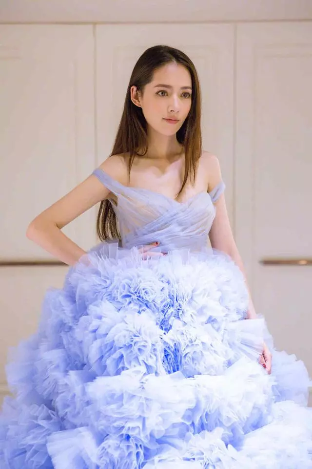 向佐賺大了!郭碧婷穿婚紗美若天仙,露香肩好身材一覽無遺!