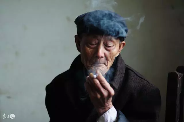 爺爺病重在床母親要分錢,我拿出一堆醫藥單子,母親無地自容