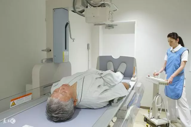 爺爺病重在床母親要分錢,我拿出一堆醫藥單子,母親無地自容