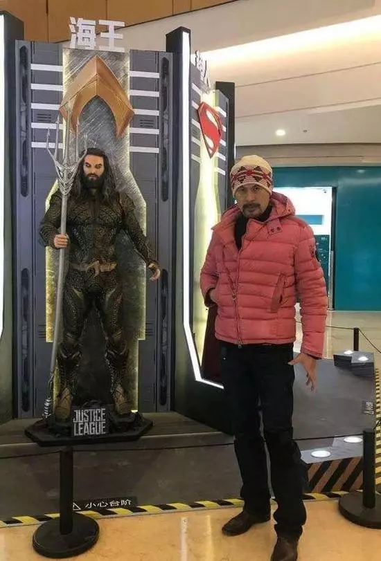 55歲徐錦江妻子光頭10多年被誤認為尼姑,見面3次就閃婚,如今恩愛25年零緋聞,網友:簡直就是偶像劇