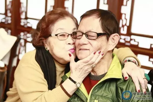 素珠與初戀夫牽手60年!被老公寵一甲子:「私下是溫柔小女人」如今當阿祖「5曾孫相伴」收斂脾氣 !