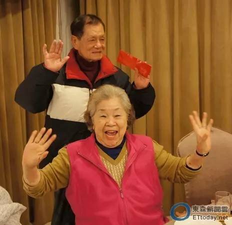 素珠與初戀夫牽手60年!被老公寵一甲子:「私下是溫柔小女人」如今當阿祖「5曾孫相伴」收斂脾氣 !