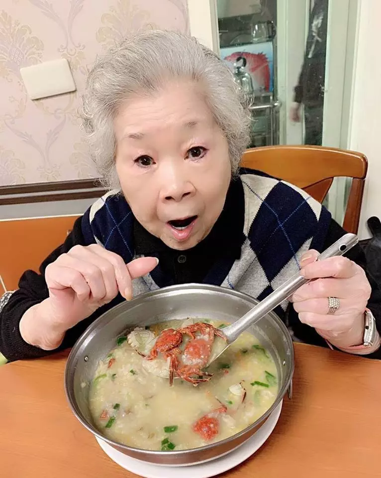 素珠與初戀夫牽手60年!被老公寵一甲子:「私下是溫柔小女人」如今當阿祖「5曾孫相伴」收斂脾氣 !