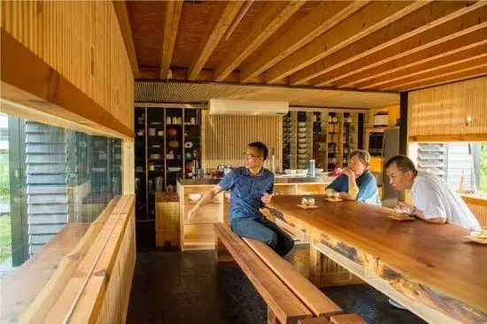 退休老夫妻回歸田園「自蓋移動小木屋」 舒適到「城市兒女都來住」! 活出人人稱羨晚年哲學