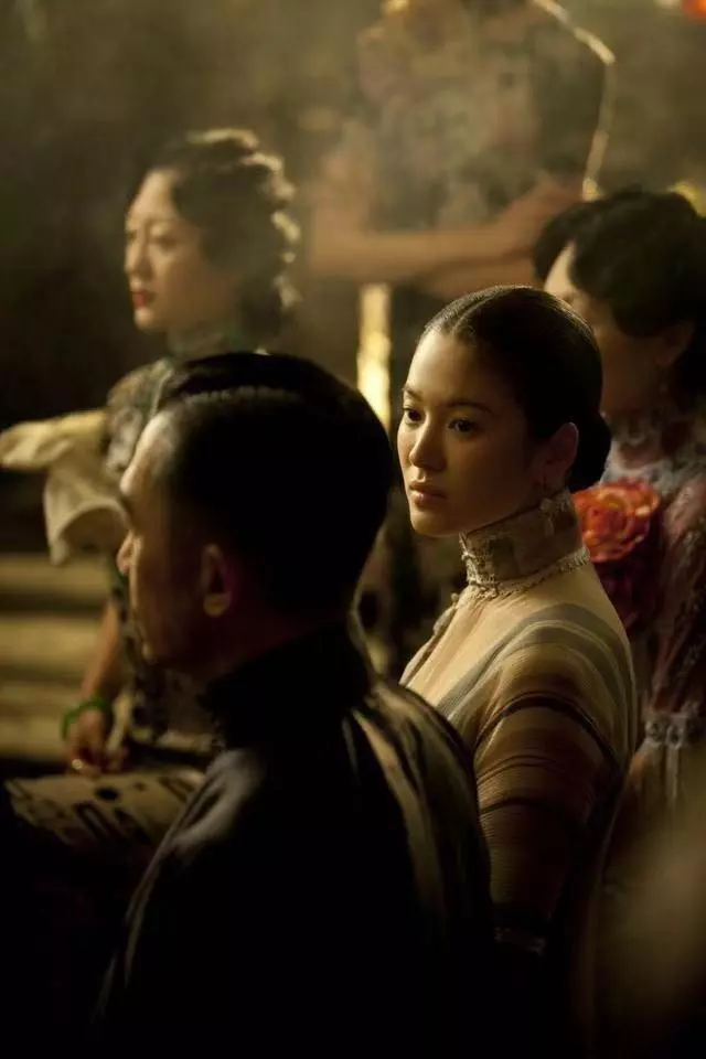 宋慧喬與全智賢「同穿旗袍鬥豔」片場照堪比時尚大片,古典與現代完美切換!