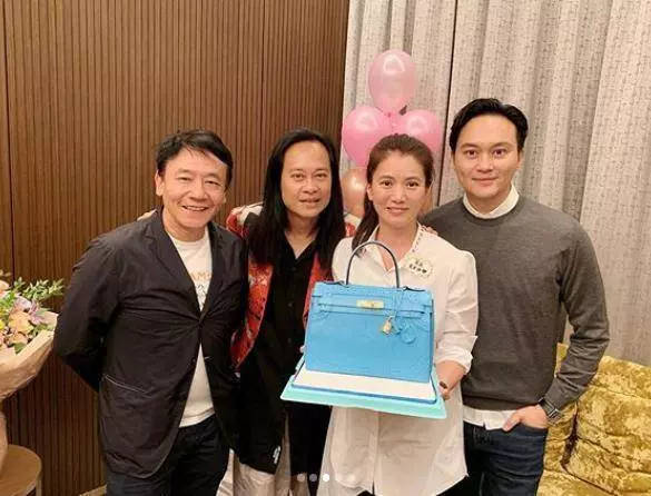 袁詠儀48歲生日,好友集體送包,張智霖大禮卻慘遭嫌棄 !