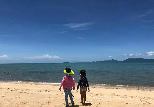 昆凌愜意坐海島泳池邊,女兒長高不少 !