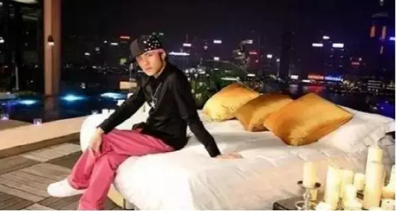 周杰倫現實的豪宅,頭次見這樣設計臥室,四周圍玻璃都是透明的 !