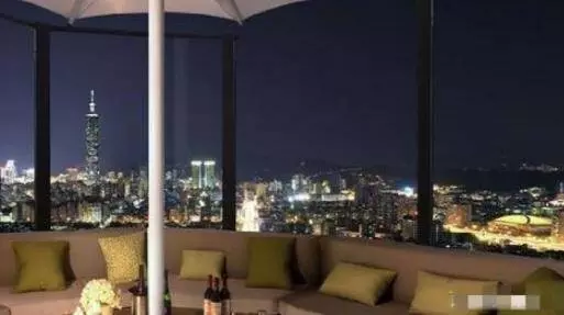 周杰倫現實的豪宅,頭次見這樣設計臥室,四周圍玻璃都是透明的 !