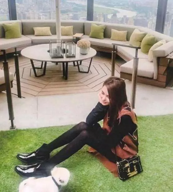 周杰倫現實的豪宅,頭次見這樣設計臥室,四周圍玻璃都是透明的 !