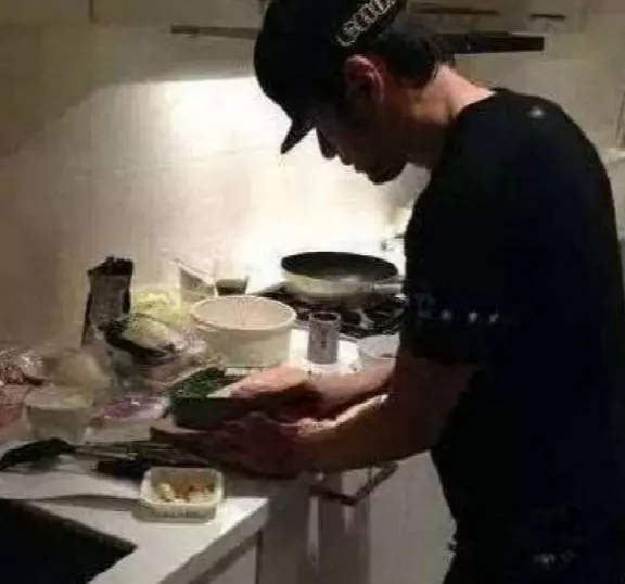 周杰倫現實的豪宅,頭次見這樣設計臥室,四周圍玻璃都是透明的 !