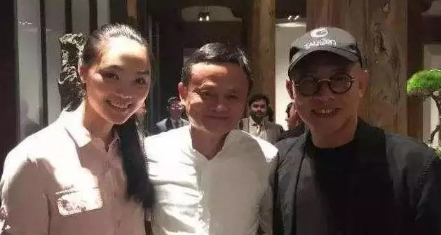 李連傑19歲大女兒近照曝光,考進哈佛大學,身材高挑顏值不輸利智 !