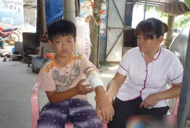7歲男童頂嘴遭爸爸打,娃直呼\"爸爸,我不行了\",爺爺含淚報警
