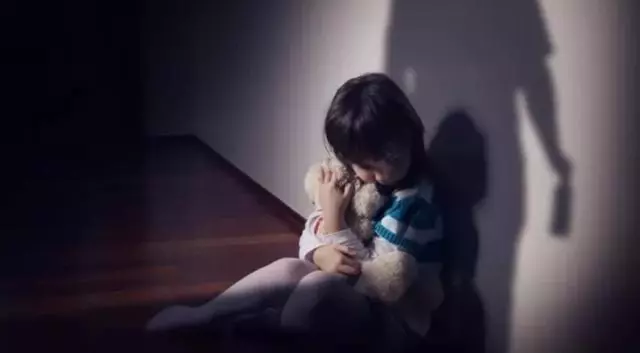 7歲男童頂嘴遭爸爸打,娃直呼\"爸爸,我不行了\",爺爺含淚報警