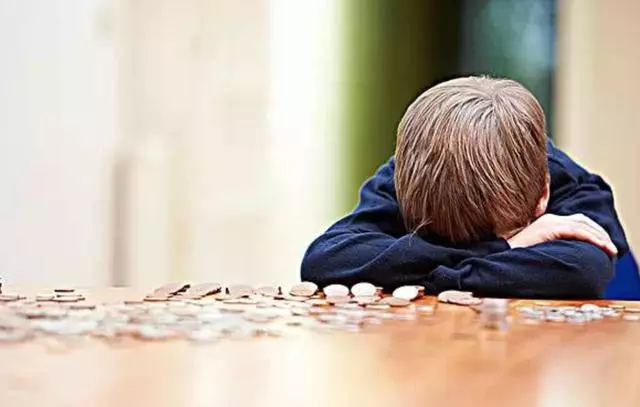 7歲男童頂嘴遭爸爸打,娃直呼\"爸爸,我不行了\",爺爺含淚報警