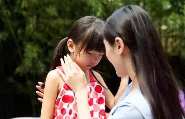 7歲男童頂嘴遭爸爸打,娃直呼\"爸爸,我不行了\",爺爺含淚報警