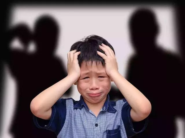 7歲男童頂嘴遭爸爸打,娃直呼\"爸爸,我不行了\",爺爺含淚報警