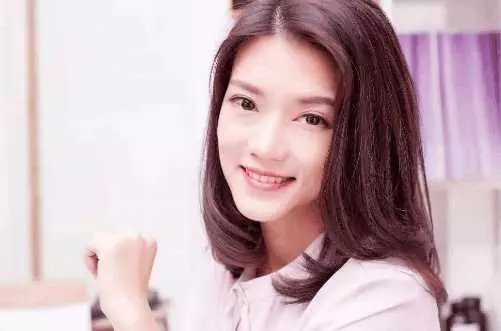 弟弟結婚,我送弟媳金項鍊,婚禮現場弟媳一番話,我把項鍊拽下來