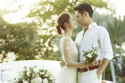 弟弟結婚,我送弟媳金項鍊,婚禮現場弟媳一番話,我把項鍊拽下來