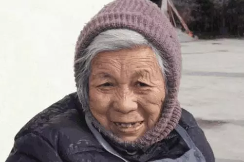 兒子娶了媳婦忘了娘,知道家裡拆遷他說接我去城裡養老,我讓他滾