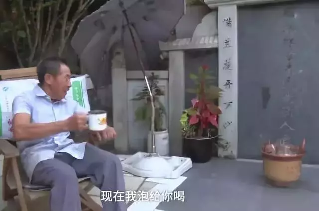 淚目!老人每天在妻子墓前讀詩種花:守墓10年,我很懷念她