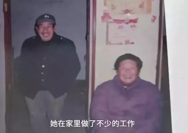 淚目!老人每天在妻子墓前讀詩種花:守墓10年,我很懷念她