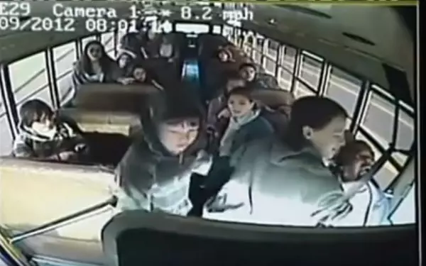 校車司機開到一半昏倒!車子失控亂竄,小男孩看準時機「超機智舉動」拯救全車人!