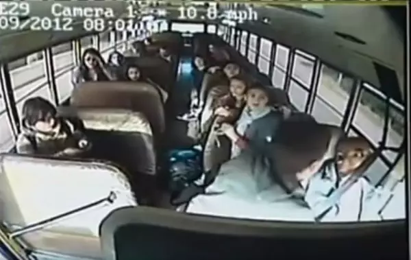 校車司機開到一半昏倒!車子失控亂竄,小男孩看準時機「超機智舉動」拯救全車人!