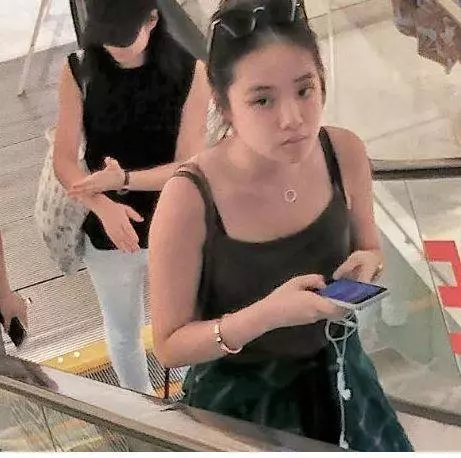 張學友的女兒素顏逛街照曝光,低調行徑毫無星二代驕縱模樣,網友聚焦,「膝蓋怎麼了?」