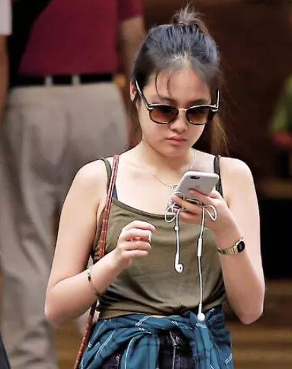 張學友的女兒素顏逛街照曝光,低調行徑毫無星二代驕縱模樣,網友聚焦,「膝蓋怎麼了?」
