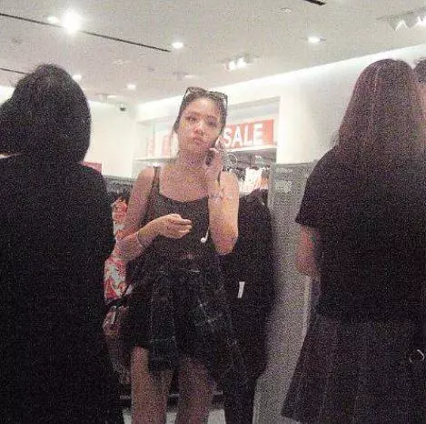 張學友的女兒素顏逛街照曝光,低調行徑毫無星二代驕縱模樣,網友聚焦,「膝蓋怎麼了?」