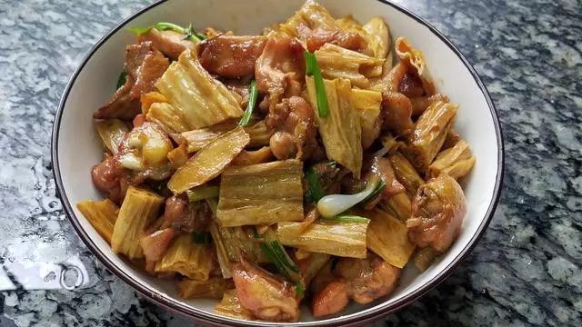 香噴噴的腐竹燒雞做法,配料簡單味道香,一大盤還不夠吃