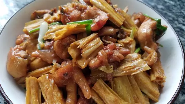 香噴噴的腐竹燒雞做法,配料簡單味道香,一大盤還不夠吃