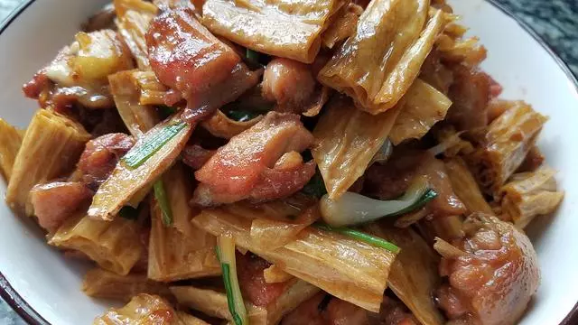 香噴噴的腐竹燒雞做法,配料簡單味道香,一大盤還不夠吃