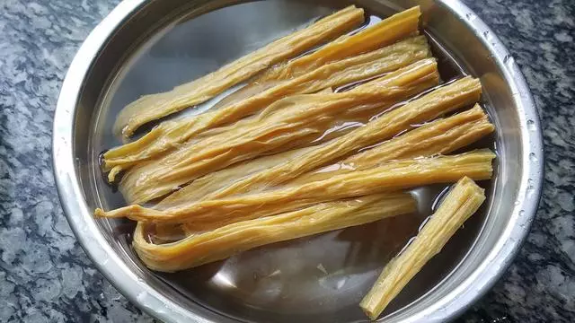 香噴噴的腐竹燒雞做法,配料簡單味道香,一大盤還不夠吃