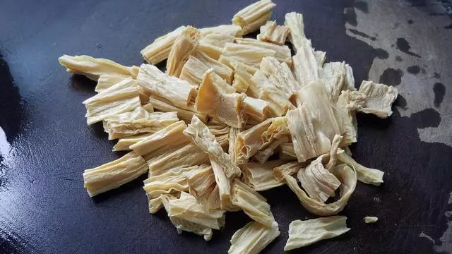 香噴噴的腐竹燒雞做法,配料簡單味道香,一大盤還不夠吃