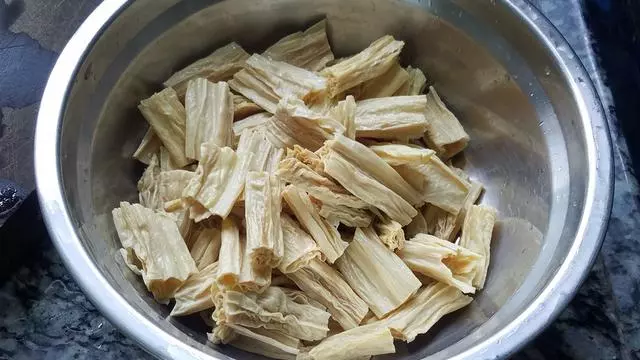 香噴噴的腐竹燒雞做法,配料簡單味道香,一大盤還不夠吃
