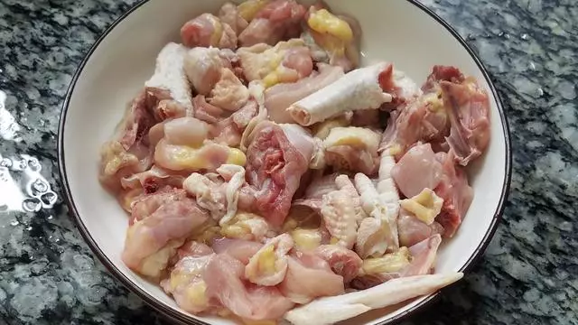 香噴噴的腐竹燒雞做法,配料簡單味道香,一大盤還不夠吃